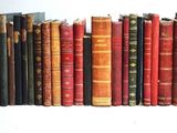 beaucoup de vieux livres empilés les uns sur les autres