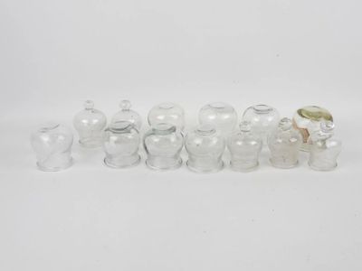 Ensemble de treize ventouses en verre H.