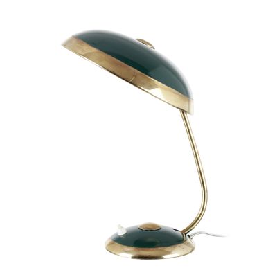 une image représentant une lampe de bureau verte sur fond blanc