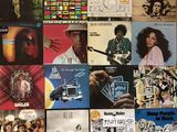 de nombreux albums différents accrochés au mur de cette pièce