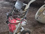 un vélo d'enfant muni d'une remorque