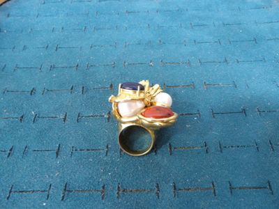 une bague en or sertie d'une pierre rose et bleue