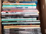 une boîte remplie de DVD posée sur une table