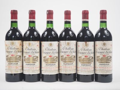 six bouteilles de vin rouge sont alignées