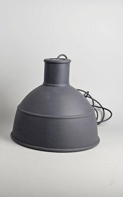 une lampe grise posée sur une table