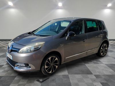 la photo d'une voiture argentée garée dans un garage