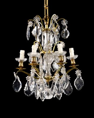 une image d'un lustre en cristal suspendu au plafond