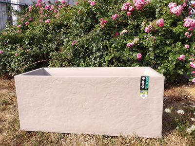 une jardinière posée au milieu de la pelouse
