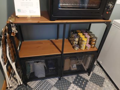 un micro-ondes posé sur une étagère à côté d'un four à micro-ondes