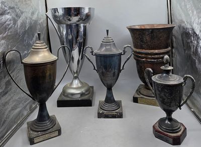 de nombreux trophées en argent exposés dans une vitrine