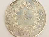 gros plan d'une pièce de monnaie sur une surface blanche