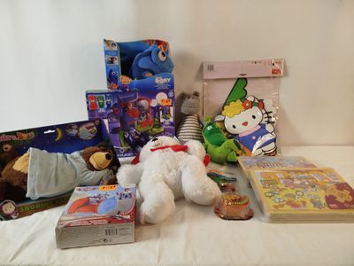 un ours en peluche blanc assis sur un lit, à côté d'une pile de livres pour enfants