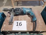 une perceuse posée sur une table