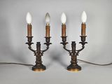 une paire de lampes de table anciennes en laiton, surmontées de bougies