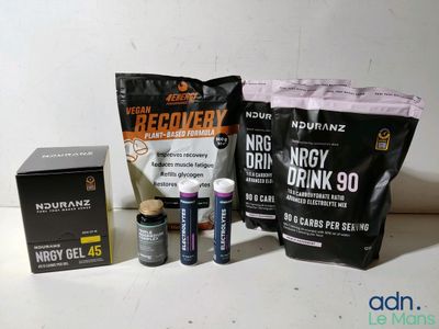 un sachet de boisson énergisante à côté d'un paquet de boissons énergisantes