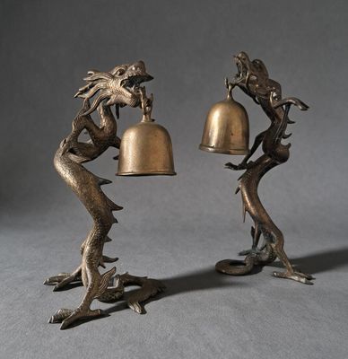 paire de figurines chinoises en bronze représentant un dragon et une cloche