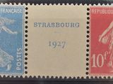 un gros plan sur trois timbres présentant des motifs différents