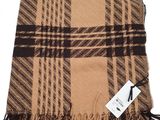 une couverture à carreaux marron et noirs avec une étiquette