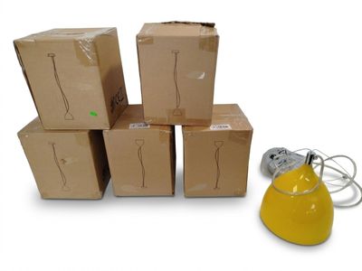 quatre boîtes empilées les unes sur les autres à côté d'une lampe