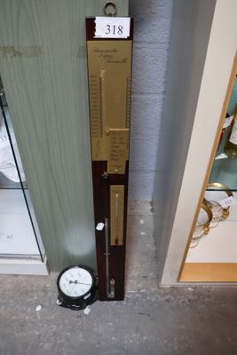 une horloge posée par terre près d'une porte