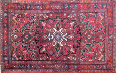 un tapis rouge orné d'un médaillon