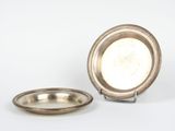 paire d'assiettes en argent plaqué, avec un rebord et une bordure en relief