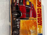 une photo d'un livre sur lequel figure l'image d'un camion