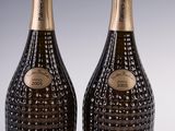 deux bouteilles de champagne posées l'une à côté de l'autre sur une table