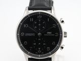 gros plan d'une montre-bracelet avec un cadran noir