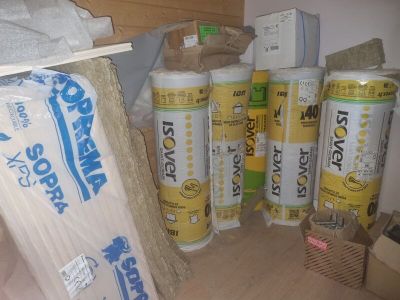 de nombreux rouleaux de papier toilette posés sur une étagère dans une pièce