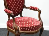 une image représentant une chaise rouge et dorée ornée d'étoiles