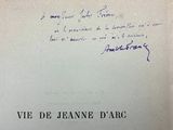 un vieux livre avec un titre écrit à la main et l'image d'une femme