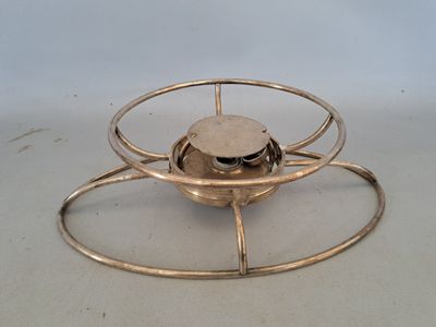 un objet métallique posé sur une table