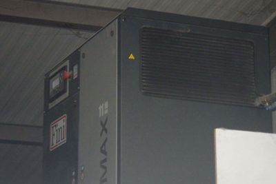une photo représentant un grand climatiseur industriel dans un bâtiment