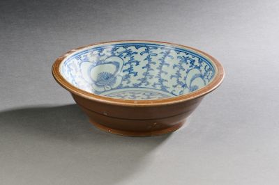 un bol bleu et blanc posé sur une table