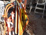 un tas de matériel de chantier entreposé dans un garage