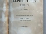 un livre ouvert posé sur une table, sur fond bleu