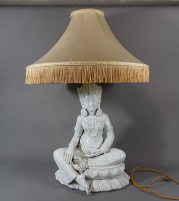 Lampe en porcelaine blanc représentant Bouddha Thaïlandais.