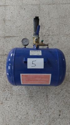 un réservoir bleu muni d'une jauge sur le côté