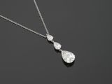 une paire de pendentifs en diamant en forme de poire, montés sur une chaîne