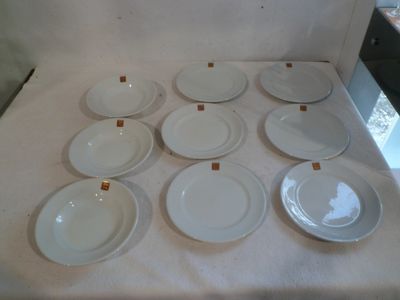 un grand nombre d'assiettes posées sur une table