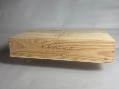 la caisse en bois est vide et prête à être remplie de vin