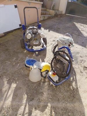 deux petites machines posées par terre