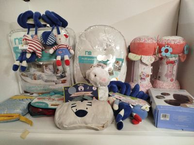 de nombreuses peluches et jouets posés sur une étagère dans une pièce