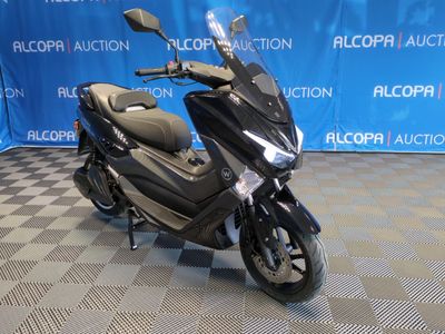 une photo d'une moto garée sur un sol à damier