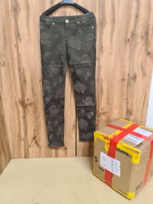 Lot de 27 pantalons femme ? Tailles diffrentes