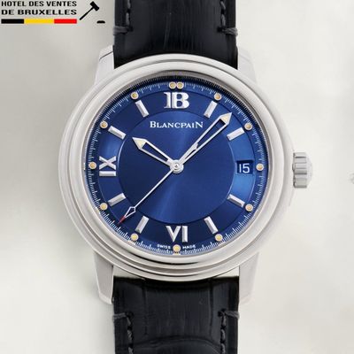 Gros plan sur une montre avec des chiffres romains