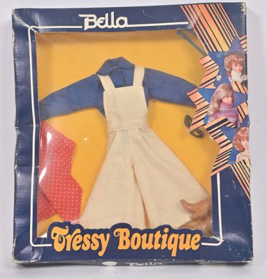 une poupée dans une boîte, vêtue d'une robe et de chaussures