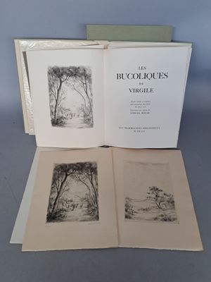 deux livres ouverts posés sur une table l'un à côté de l'autre