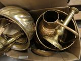 une boîte en carton contenant tout un tas d'objets en laiton